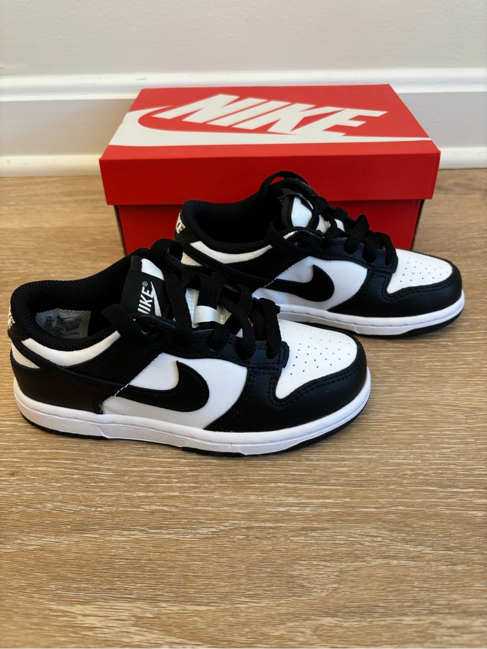 Nike Kids Low-Top Sneakers - Black & White